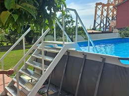 Escalera de acceso a piscina