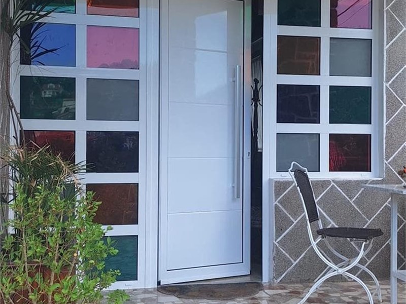 Puerta con vidrio vanceba